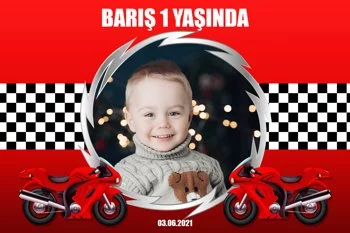 Motorsiklet ile Kırmızı Fon Temalı Doğum Günü Konsepti
