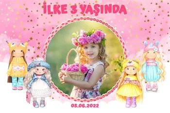 Oyuncak Bebekler ile Pembe Fon Temalı Doğum Günü Konsepti