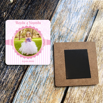 Toz Pembe Damask ve Kurdele Temalı Ahşap Kare Magnet