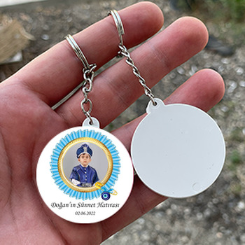 Açık Mavi Kurdele Madalyon ile Sünnet Temalı Daire Plastik Anahtarlık