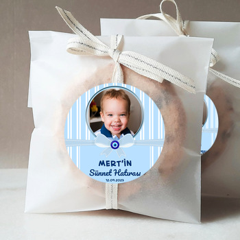 Açık Mavi Kurdelede Çizgili Fon ile Sünnet Hatırası Temalı Sticker