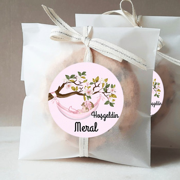 Ağaç Dalında Kız Bebek Beşiği Temalı Sticker