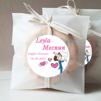 Aşık Gelin Damat ile Kanatlı Kalpler Temalı Sticker
