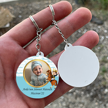 At ile Sünnet Çocuğu Açık Mavi Maşallah Fon Temalı Daire Plastik Anahtarlık