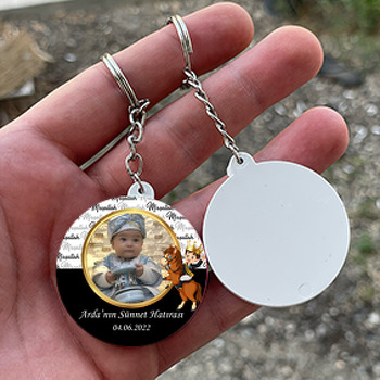 At ile Sünnet Çocuğu Siyah Maşallah Fon Temalı Daire Plastik Anahtarlık