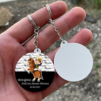 At ile Sünnet Çocuğu Siyah Maşallah Fon Temalı Daire Plastik Anahtarlık