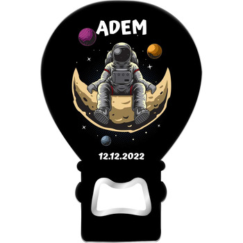 Ayda Oturan Astronot ile Gezegenler Temalı Balon Ahşap Magnet 