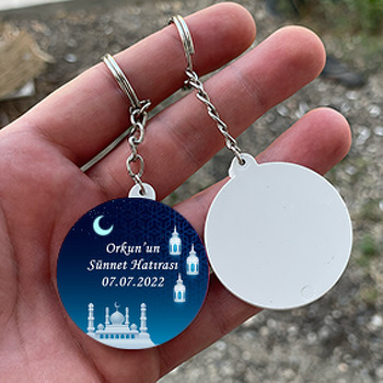 Beyaz Işıklar ile Mavi Fonda Sünnet Temalı Daire Plastik Anahtarlık