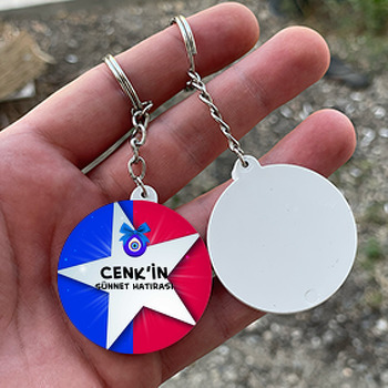 Beyaz Yıldız ile Mavi Kırmızı Fonda Sünnet Temalı Daire Plastik Doğum Günü Anahtarlık