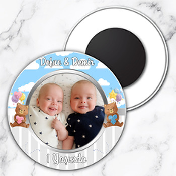 Bulut ve Çizgili Fonda İkiz Ayıcıklar Temalı Resimli Daire Plastik Magnet