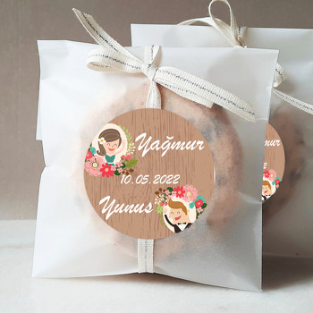 Çiçekli Nişanlılar Ahşap Fon Temalı Sticker