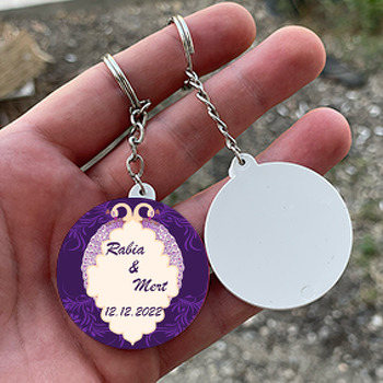 Çift Tavuskuşu ile Mor Fon Temalı Daire Plastik Anahtarlık