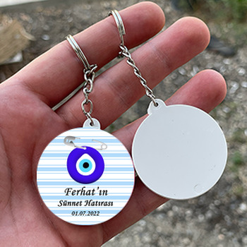Çizgili Mavi Fonda Nazar İğnesi ile Sünnet Temalı Daire Plastik Anahtarlık