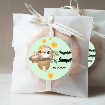 Dalda Sevimli Tropikal Hayvanlar Temalı Sticker