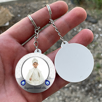 Damla Nazar Boncukları ile Beyaz Desenli Sünnet Hatırası Temalı Daire Plastik Anahtarlık