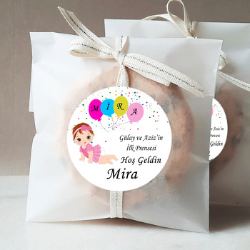 Dört Harfli Balonlu Kız Bebek Temalı Parti Süs Sticker