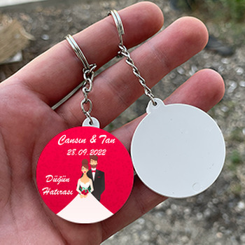 Gelin Damat ile Kırmızı Fonda Buket Temalı Daire Plastik Anahtarlık