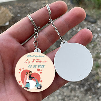 Gelin Damat ile Yeşil Motor Temalı Daire Plastik Anahtarlık