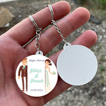 Gelin ile Damat ile Beyaz Şerit Temalı Daire Plastik Anahtarlık