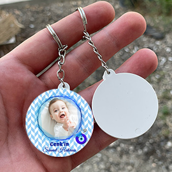 Geometrik Fonda Mavi Dalga Çerçeve ile Sünnet Nazarlık Temalı Daire Plastik Anahtarlık