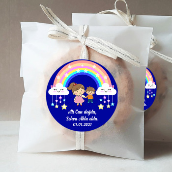 Gökkuşağı Altında Abla Kardeş ile Lacivert Fon Temalı Hoşgeldin Bebek Sticker