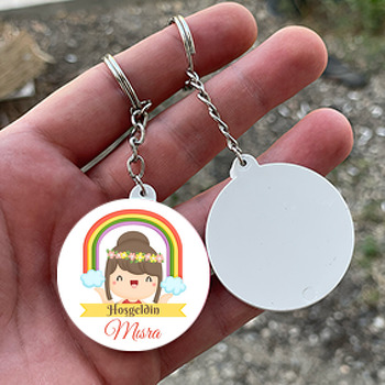 Gökkuşağı ile Neşeli Kız Çocuğu Temalı Daire Plastik Anahtarlık