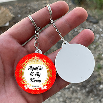 Gold ile Kırmızı Fonda Balkabağı Araba ve 6 Ay Kınası Temalı Daire Plastik Anahtarlık