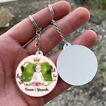 Gold İncili Taç ile Pembe Kelebekler Temalı Daire Plastik Anahtarlık