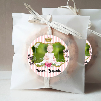 Gold İncili Taç ile Pembe Kelebekler Temalı Sticker