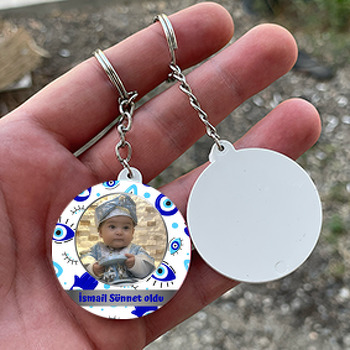 Göz Şekilli Nazar Boncukları ile Beyaz Fon Sünnet Temalı Daire Plastik Anahtarlık