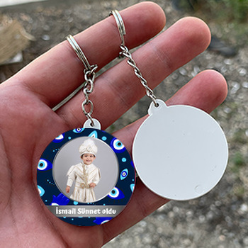 Göz Şekilli Nazar Boncukları ile Lacivert Fon Sünnet Temalı Daire Plastik Anahtarlık