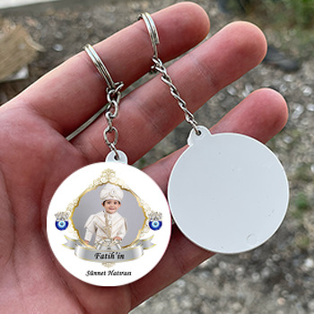 Gri Kurdele ile Nazar Boncuklu Çerçeve ve Sünnet Beyaz Fon Temalı Daire Plastik Anahtarlık