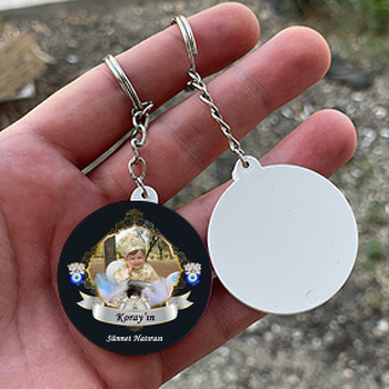 Gri Kurdele ile Nazar Boncuklu Çerçeve ve Sünnet Temalı Daire Plastik Anahtarlık