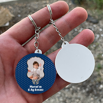 Gümüş Kurdela ile Lacivert Gümüş Puantiye Fon Temalı Daire Plastik Doğum Günü Anahtarlık