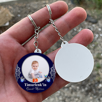 Gümüş Mandala ile Lacivert Fonda Sünnet Temalı Daire Plastik Anahtarlık