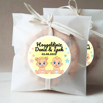 İkiz Bebekler Sarı Fon Temalı Sticker