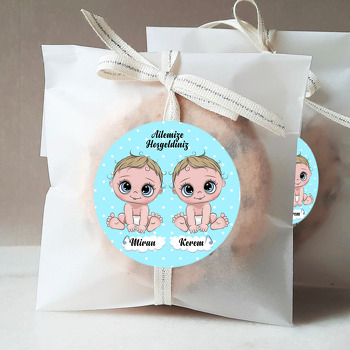 İkiz Erkek Bebekler ile Mavi Puantiye Fon Temalı Sticker