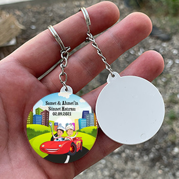 İkiz Sünnet Çocukları ile Araba Temalı Daire Plastik Anahtarlık
