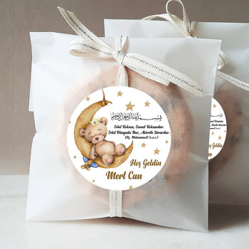 Kahverengi Ayda Uyuyan Ayıcık ile Besmele Temalı Sticker
