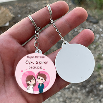 Kalp İçinde Anime Gelin Damat Temalı Daire Plastik Anahtarlık