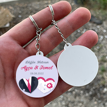 Kalp Şeklinde Gelinlik ve Damatlık Temalı Daire Plastik Anahtarlık