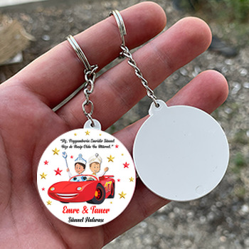 Kırmızı Arabalı Sünnet Çocukları ile Yıldızlar Temalı Daire Plastik Anahtarlık