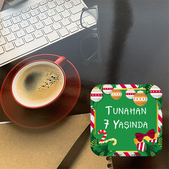 Kırmızı Beyaz Çizgili Yeşil Fon ve Yılbaşı Temalı Bardak Altlığı