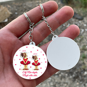 Kırmızı Elbiseli Balerin İki Kız Kardeş Temalı Daire Plastik Doğum Günü Anahtarlık