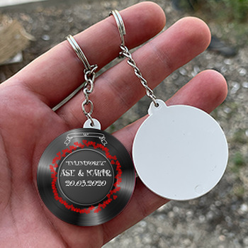 Kırmızı Kalpli Siyah Beyaz Plak Temalı Daire Plastik Anahtarlık