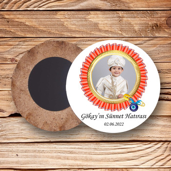 Kırmızı Kurdele Madalyon ile Sünnet Temalı Daire Ahşap Magnet