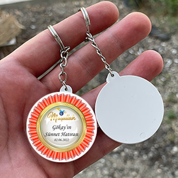 Kırmızı Kurdele Madalyon ile Sünnet Temalı Daire Plastik Anahtarlık