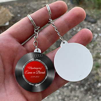 Kırmızı Plak Temalı Daire Plastik Anahtarlık