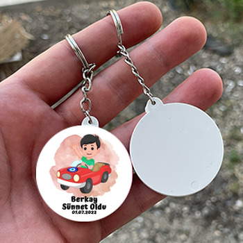 Kırmızı Sünnet Arabası ile Bordo Fon Temalı Daire Plastik Anahtarlık