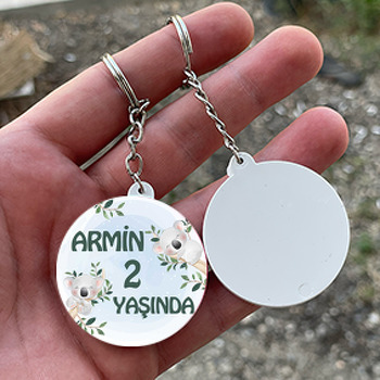 Koala Sevgisi ile Mavi Fon Temalı Daire Plastik Doğum Günü Anahtarlık